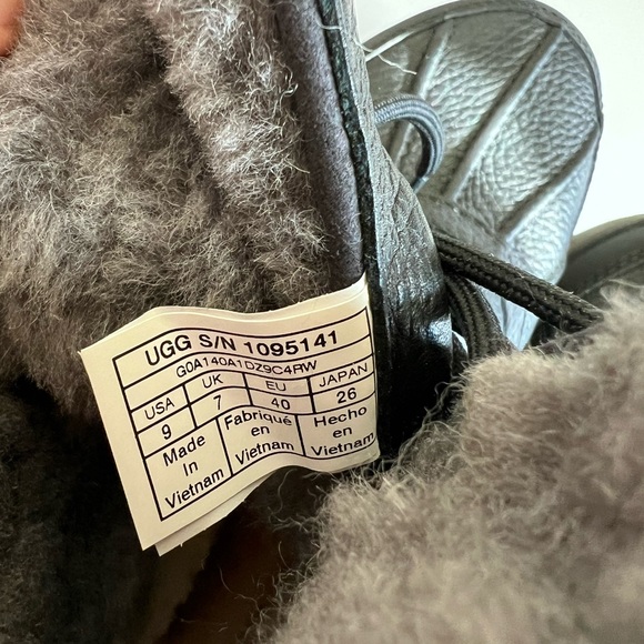 UGG ADIRONDACK III waterproof boots size 9 - Picture 16 of 16